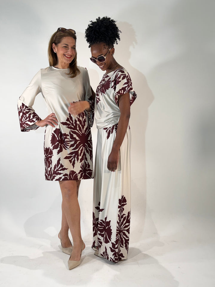 Printkleid mit ausgestelltem Arm