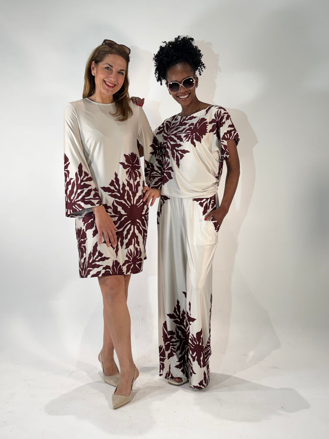 Printkleid mit ausgestelltem Arm