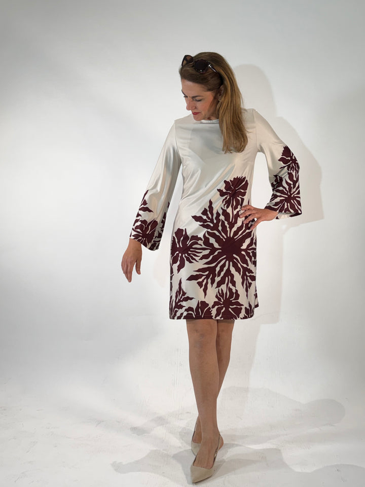 Printkleid mit ausgestelltem Arm