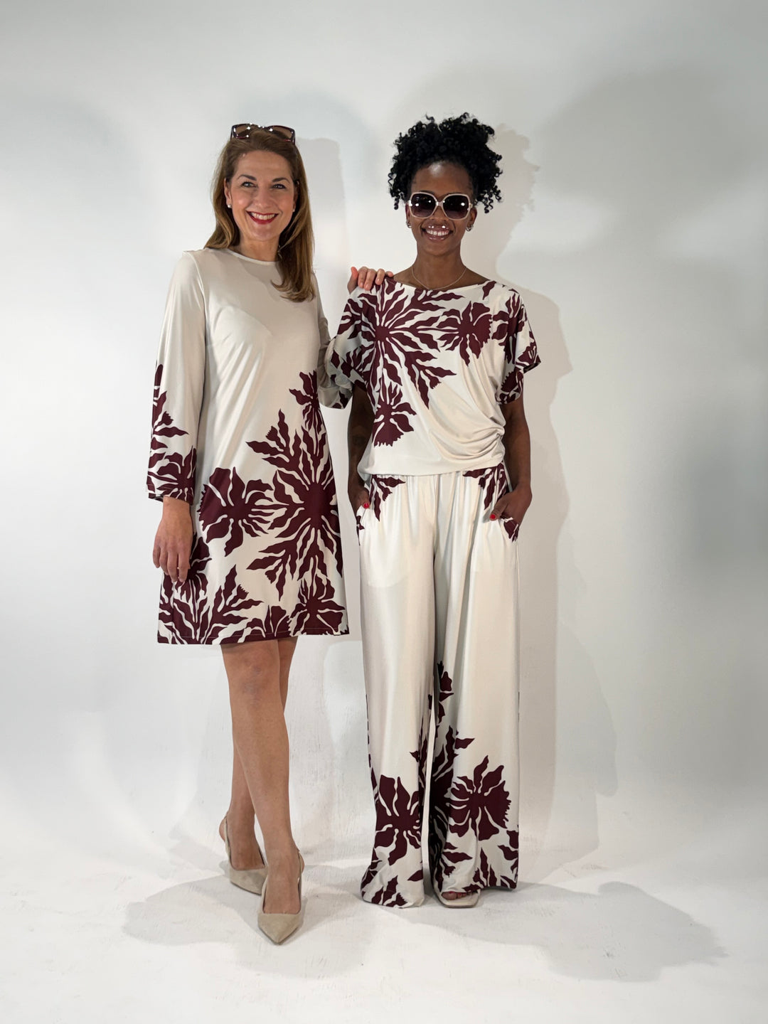 Printkleid mit ausgestelltem Arm