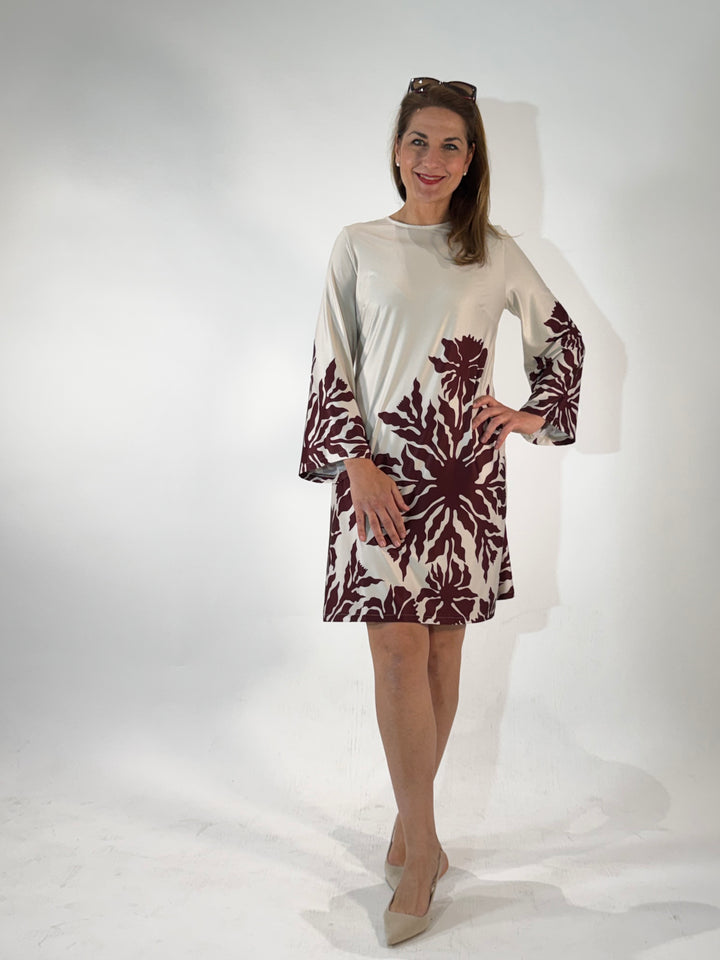 Printkleid mit ausgestelltem Arm