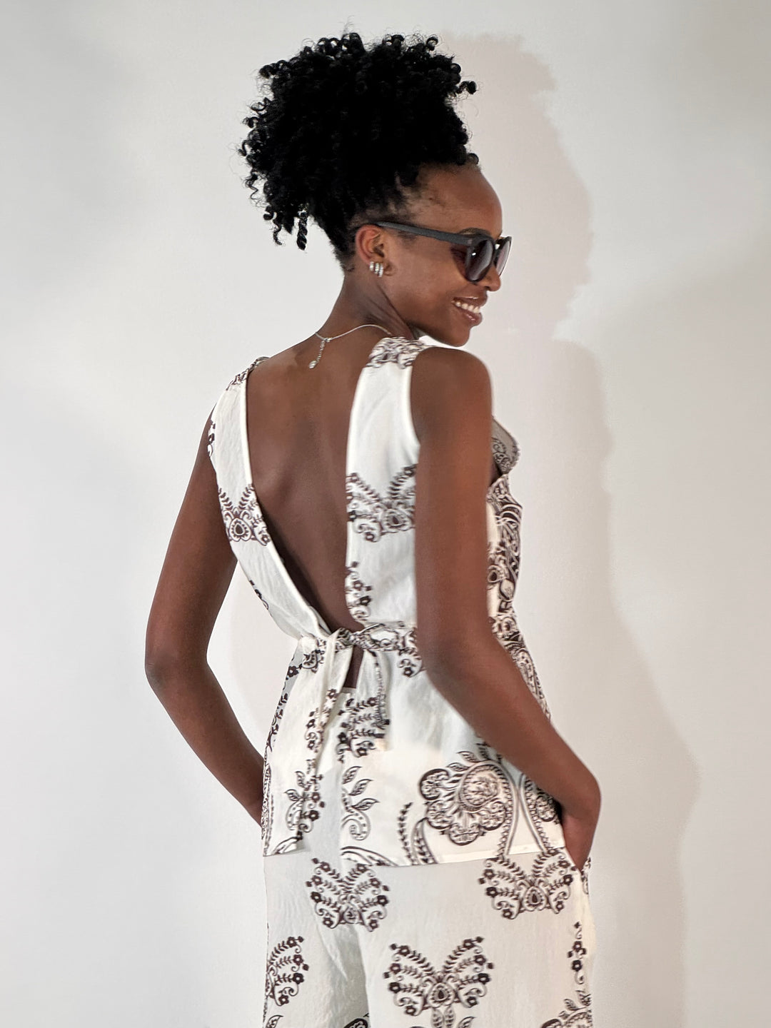 V-Bluse ärmellos mit tiefem Rücken