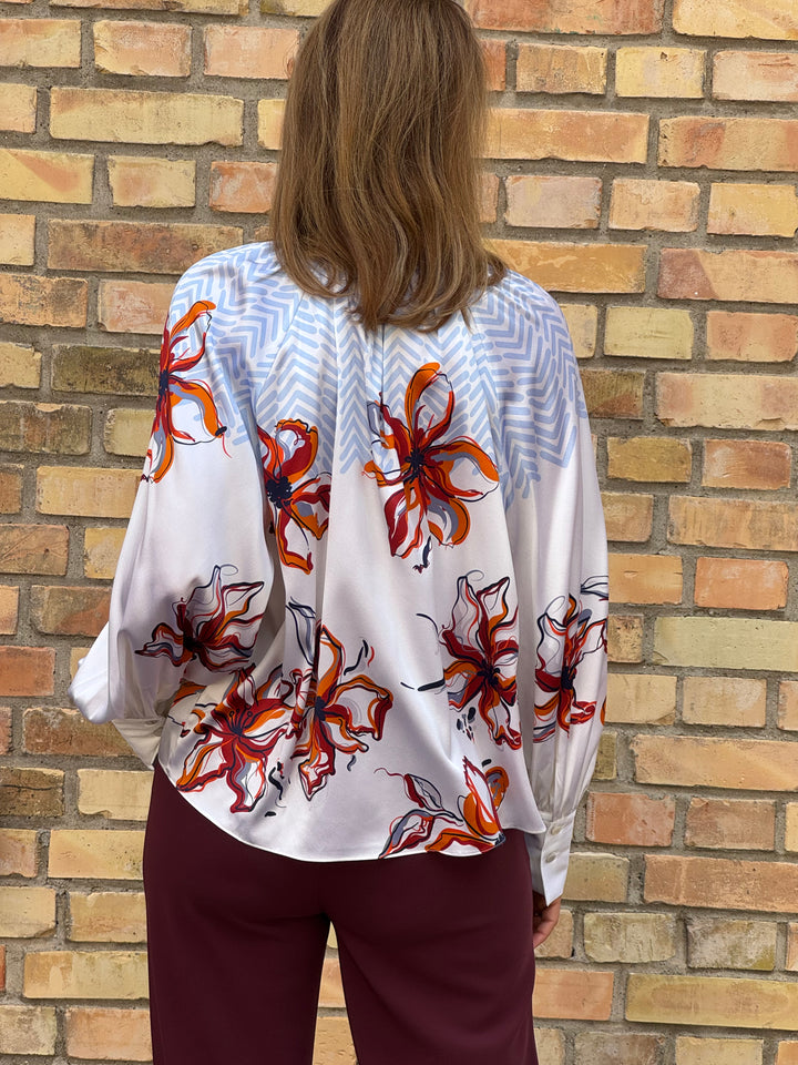 Seidenbluse mit V-Schlitz und Ballonarm