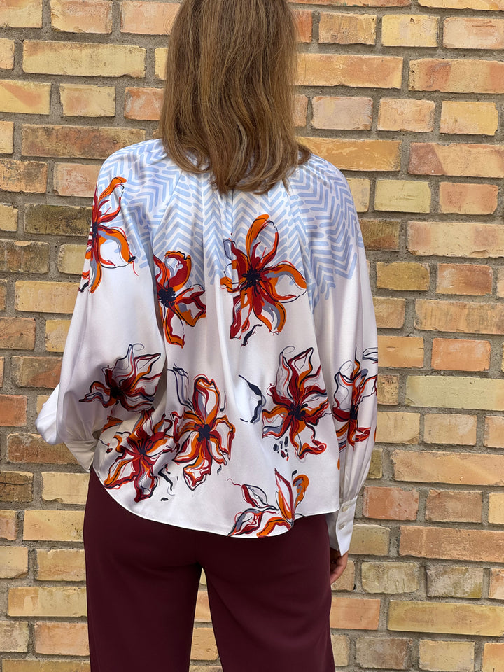 Seidenbluse mit V-Schlitz und Ballonarm