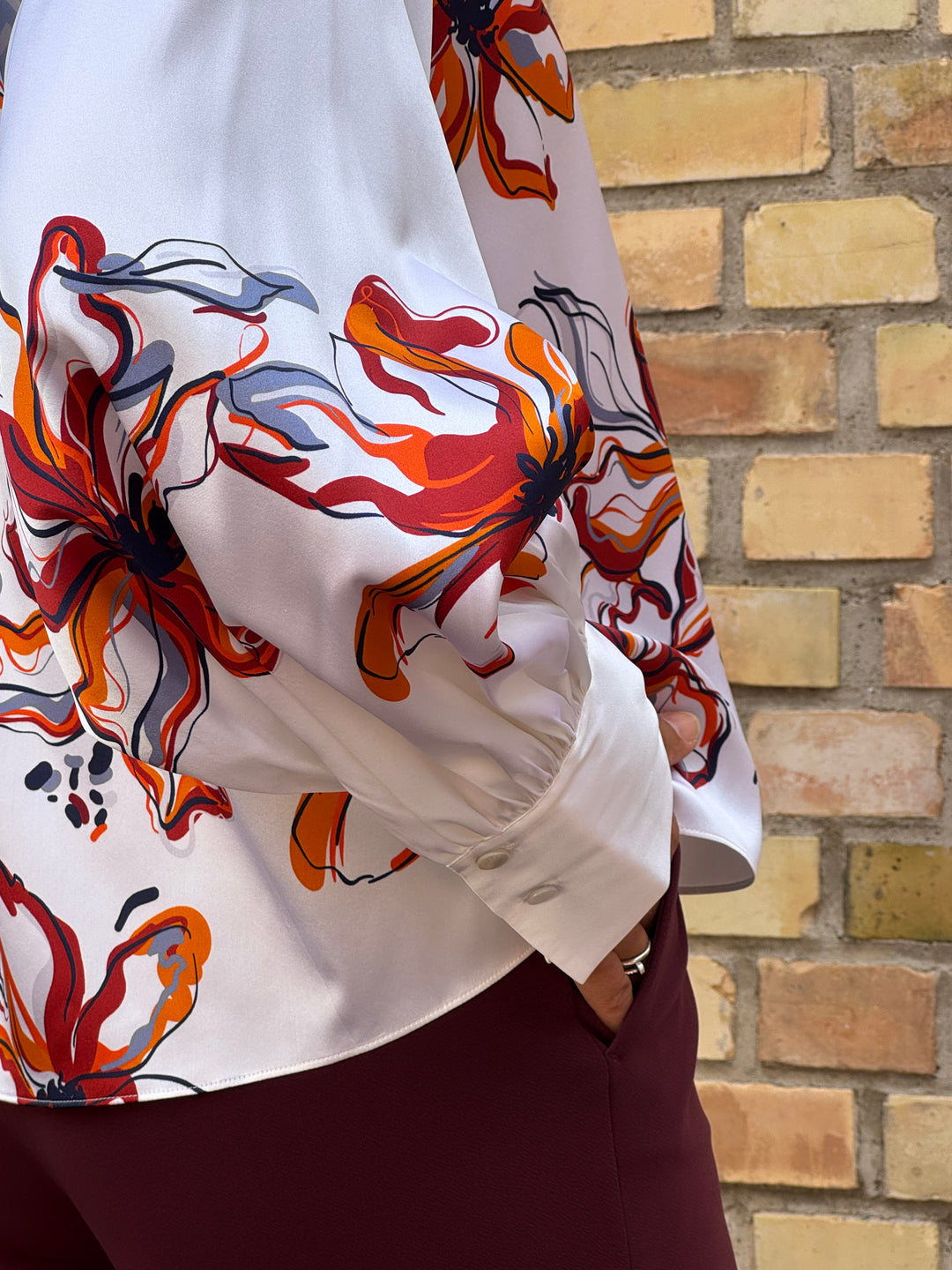Seidenbluse mit V-Schlitz und Ballonarm