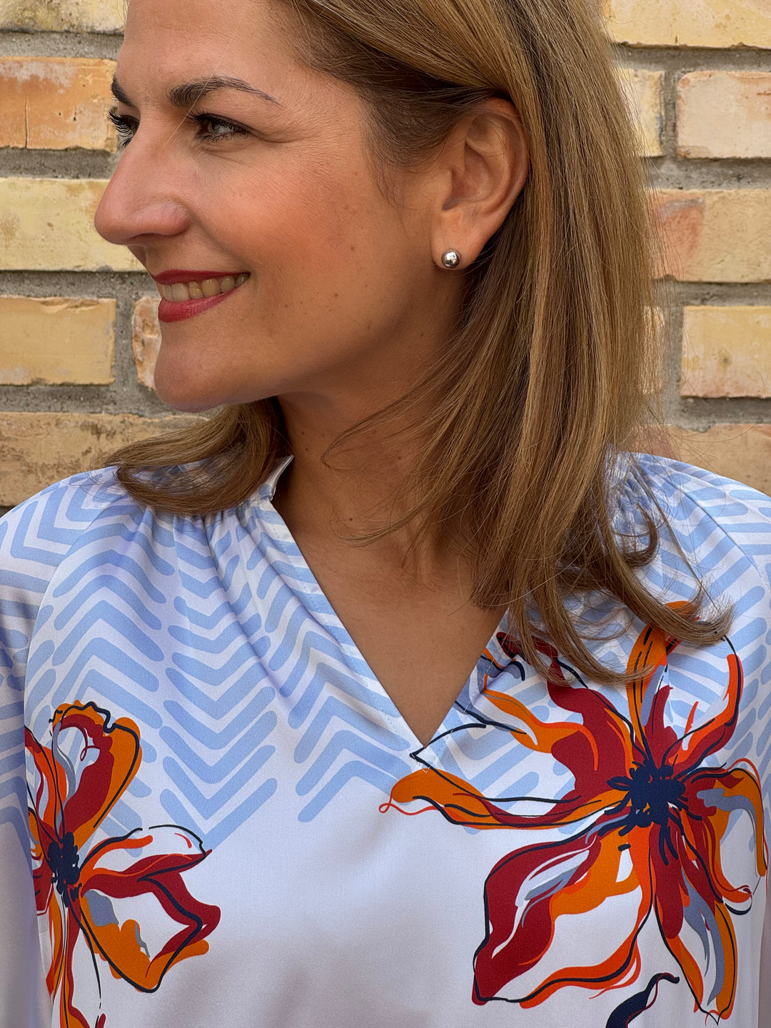Seidenbluse mit V-Schlitz und Ballonarm