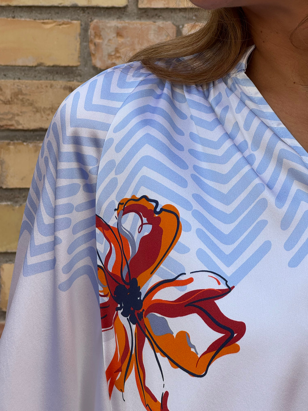 Seidenbluse mit V-Schlitz und Ballonarm