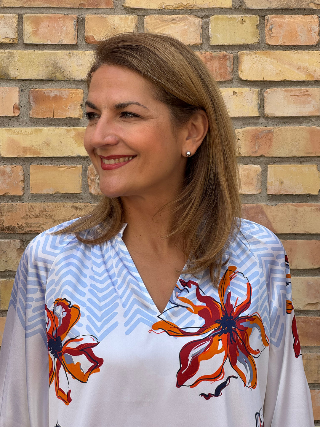 Seidenbluse mit V-Schlitz und Ballonarm