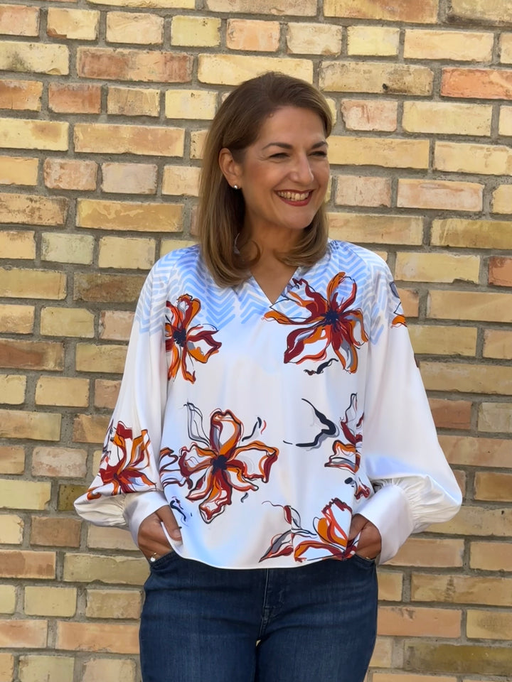 Seidenbluse mit V-Schlitz und Ballonarm