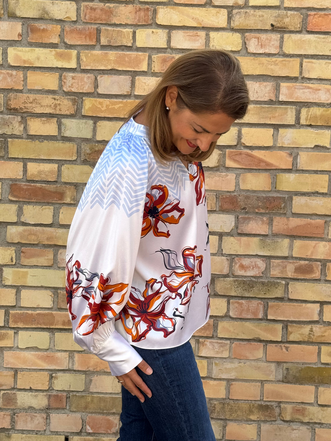 Seidenbluse mit V-Schlitz und Ballonarm