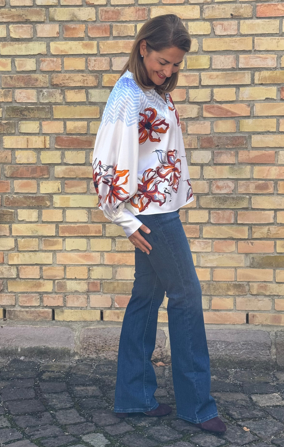 Seidenbluse mit V-Schlitz und Ballonarm