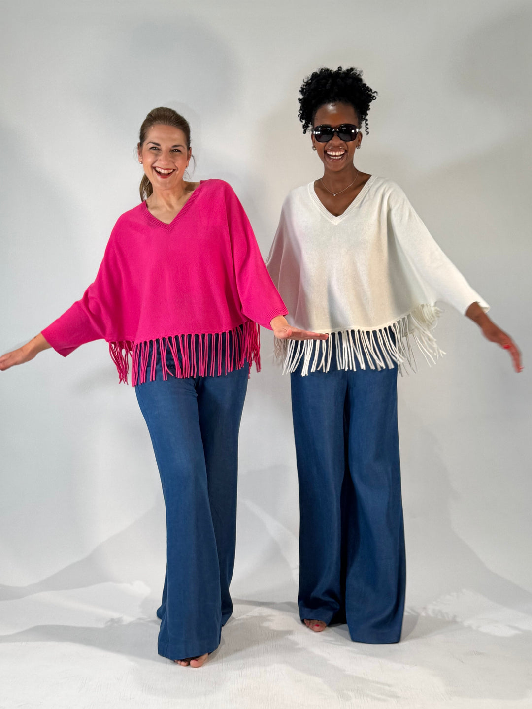 Poncho mit Arm und Fransen