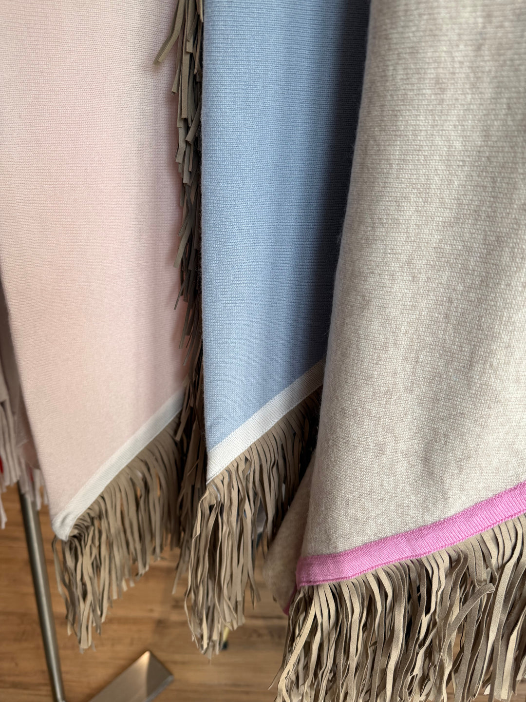 Triangular scarf with leather fringes