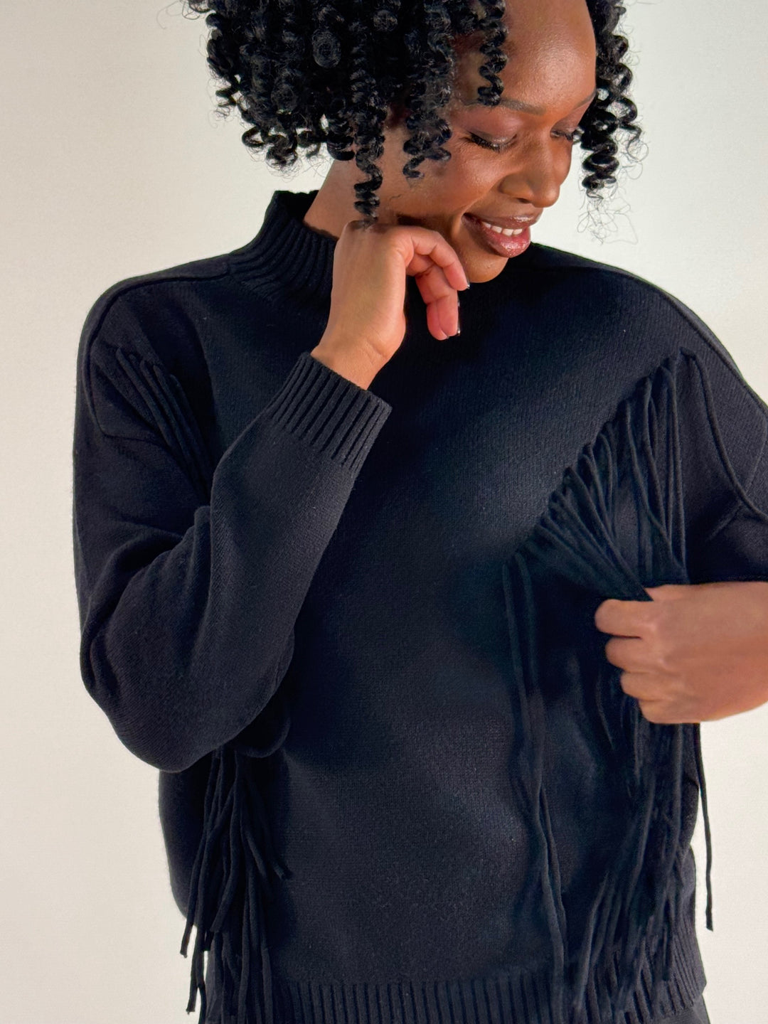 Stehkragen-Pulli mit Fransendetails
