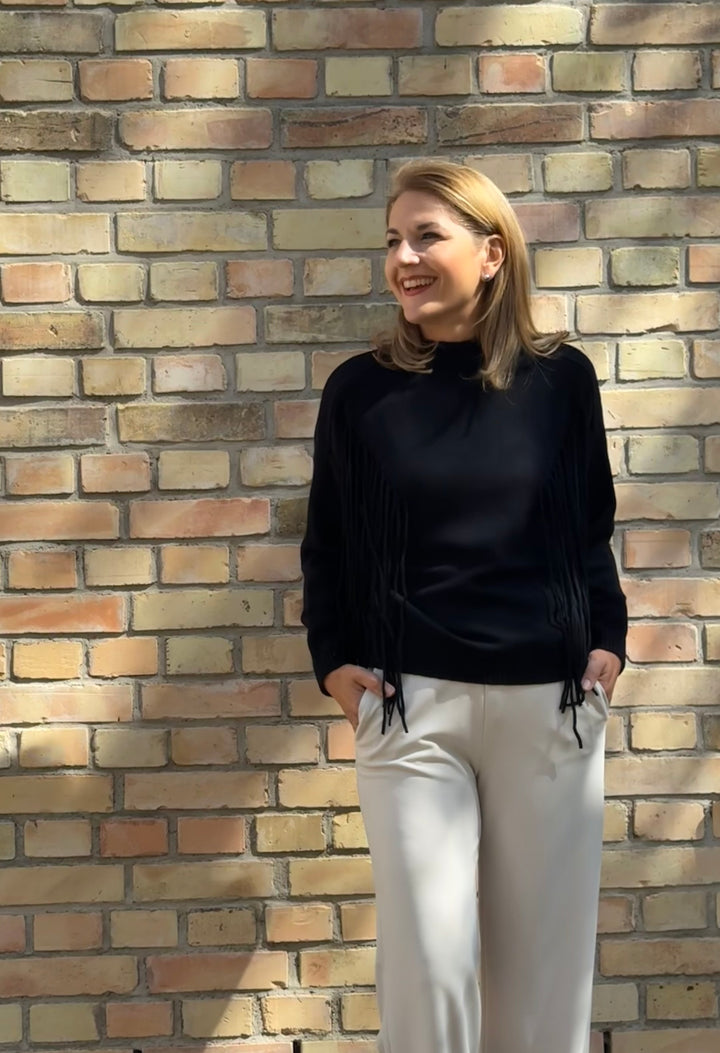 Stehkragen-Pulli mit Fransendetails