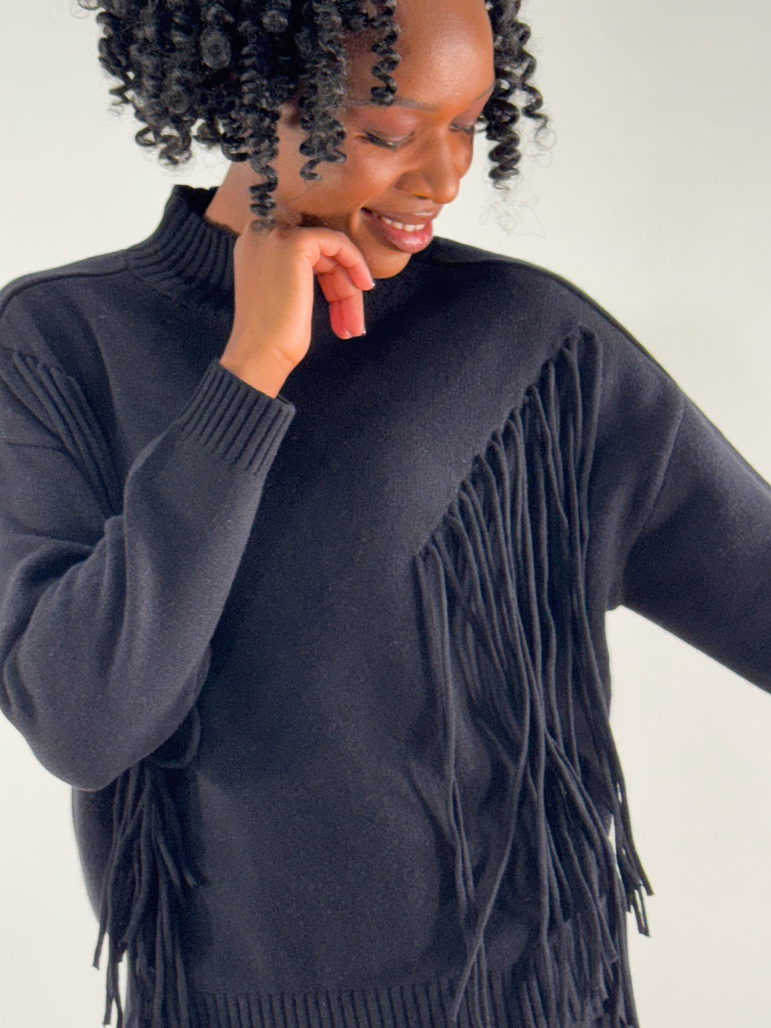 Stehkragen-Pulli mit Fransendetails