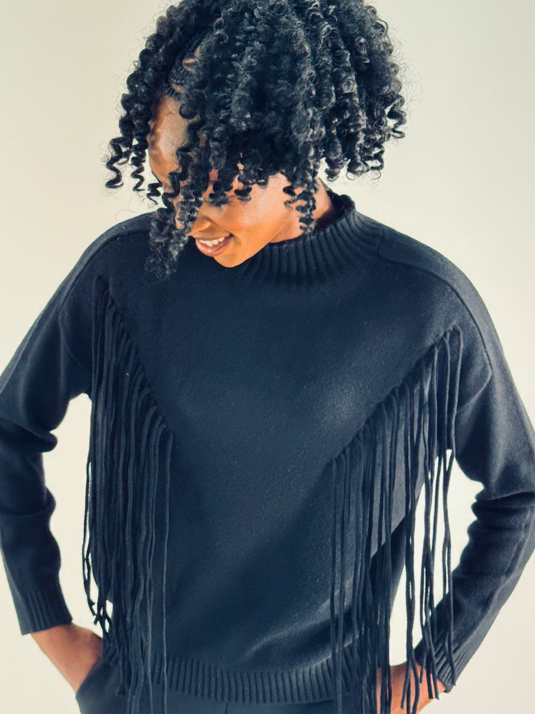 Stehkragen-Pulli mit Fransendetails