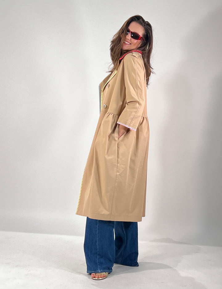 Trenchcoat Style mit Stickerei-Akzente