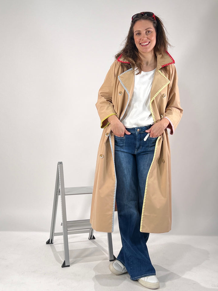 Trenchcoat Style mit Stickerei-Akzente