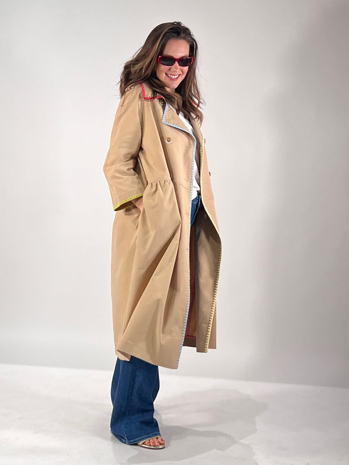 Trenchcoat Style mit Stickerei-Akzente