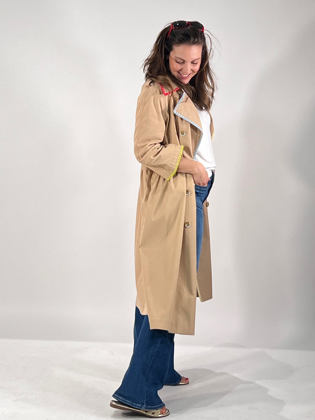 Trenchcoat Style mit Stickerei-Akzente