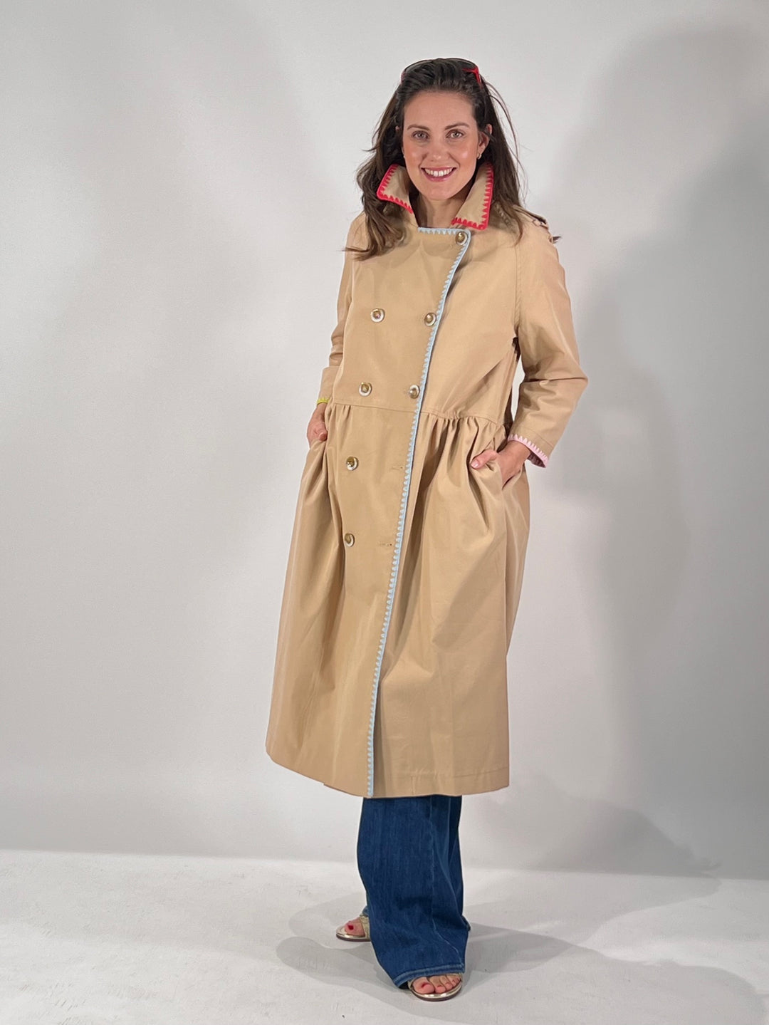 Trenchcoat Style mit Stickerei-Akzente