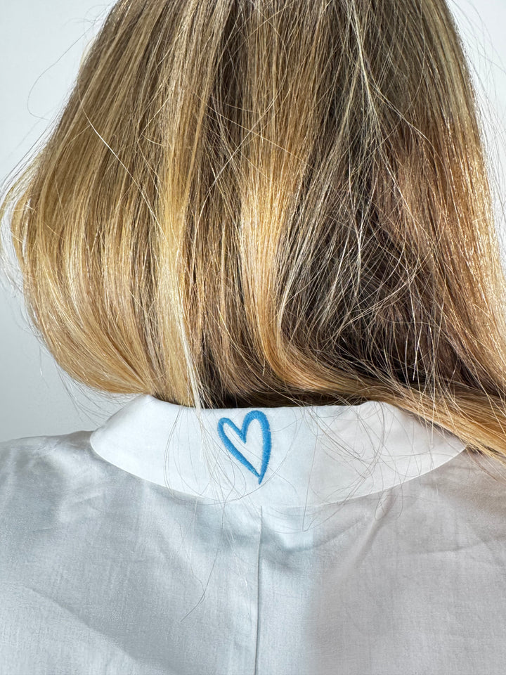 Weiße Bluse mit Kordelzug