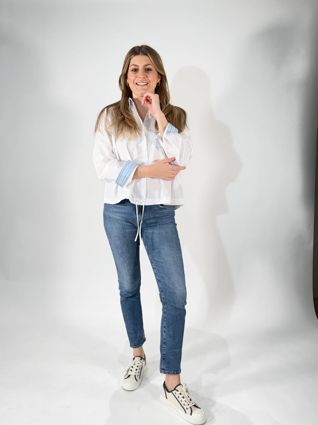 Weiße Bluse mit Kordelzug