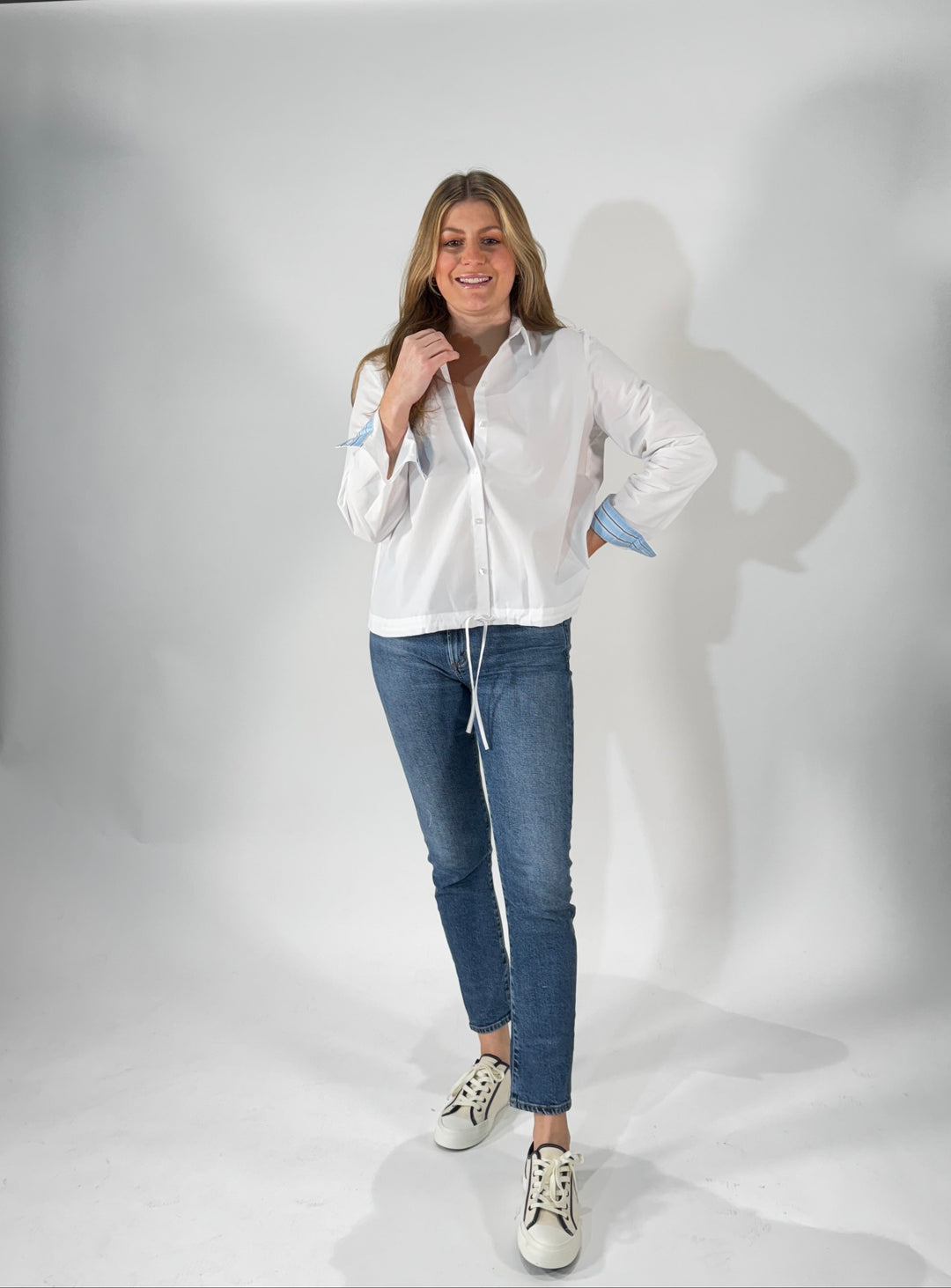 Weiße Bluse mit Kordelzug