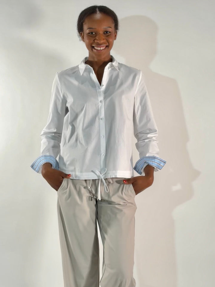 Weiße Bluse mit Kordelzug