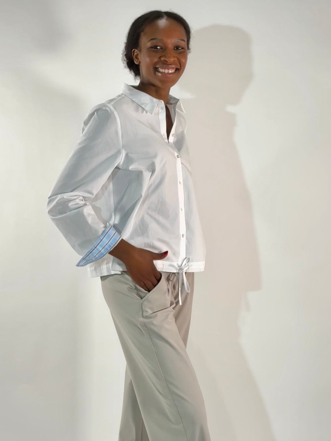 Weiße Bluse mit Kordelzug