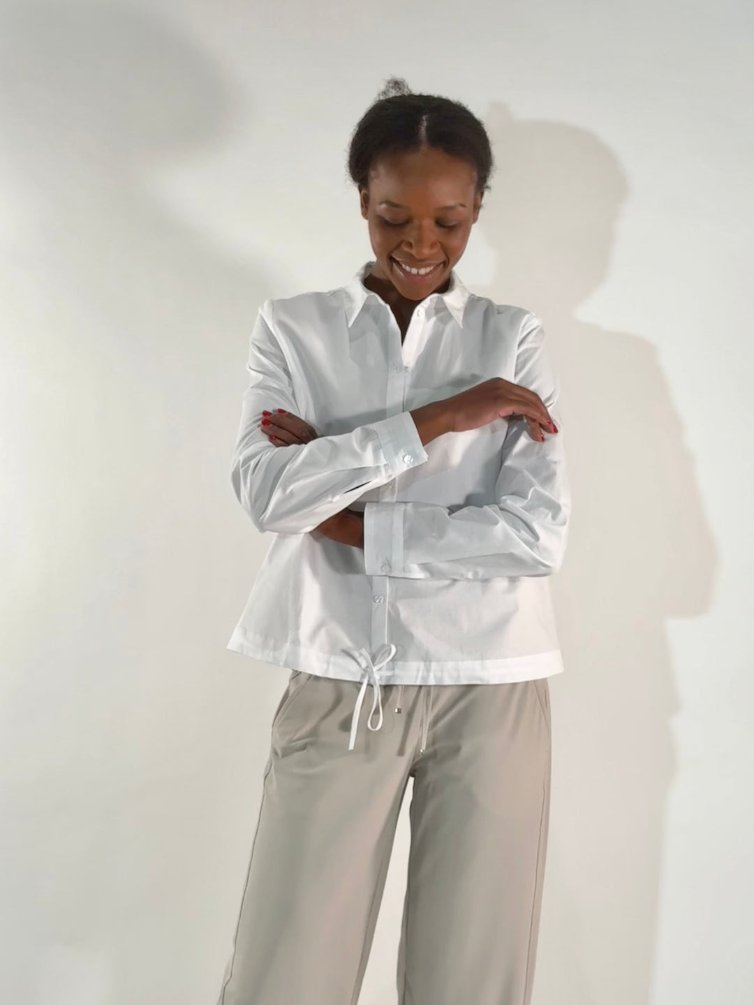 Weiße Bluse mit Kordelzug