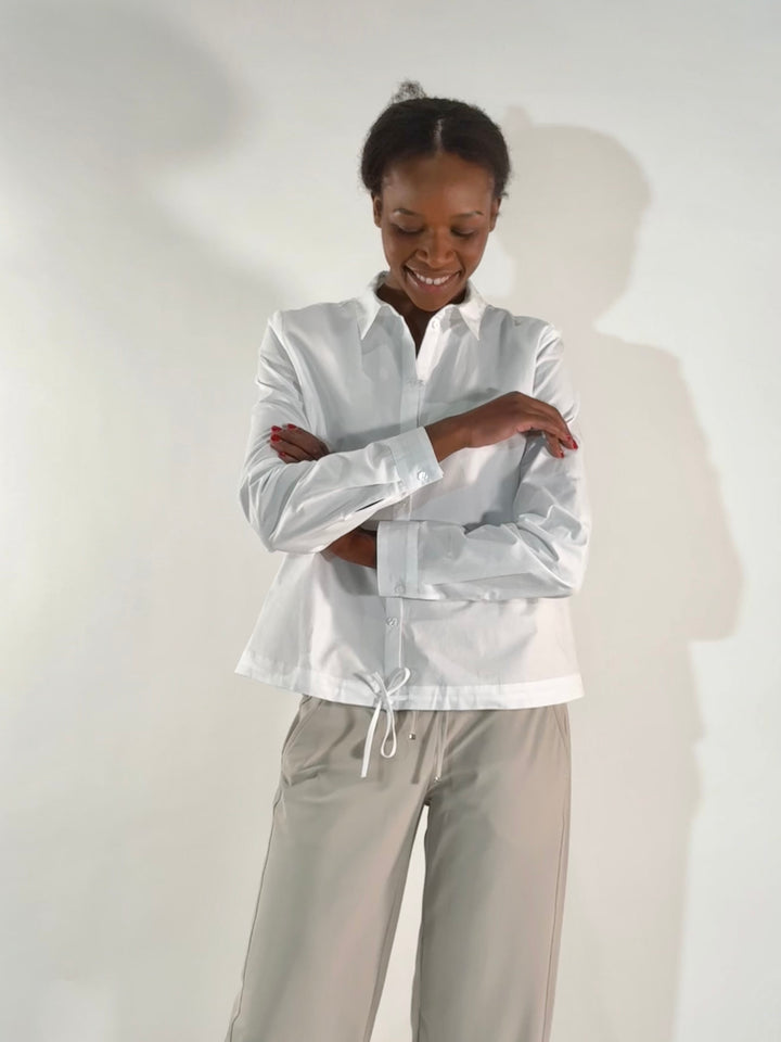 Weiße Bluse mit Kordelzug