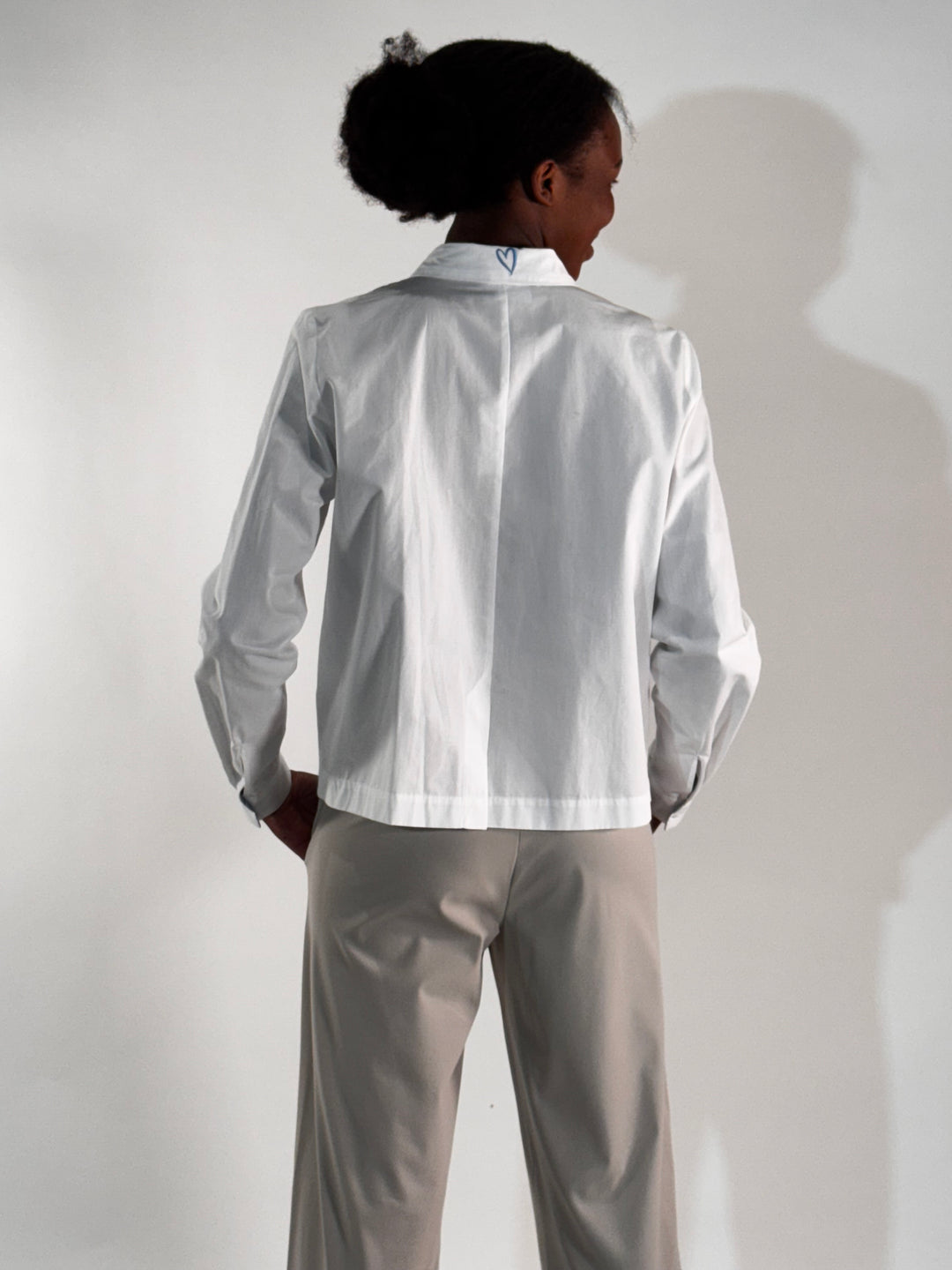 Weiße Bluse mit Kordelzug