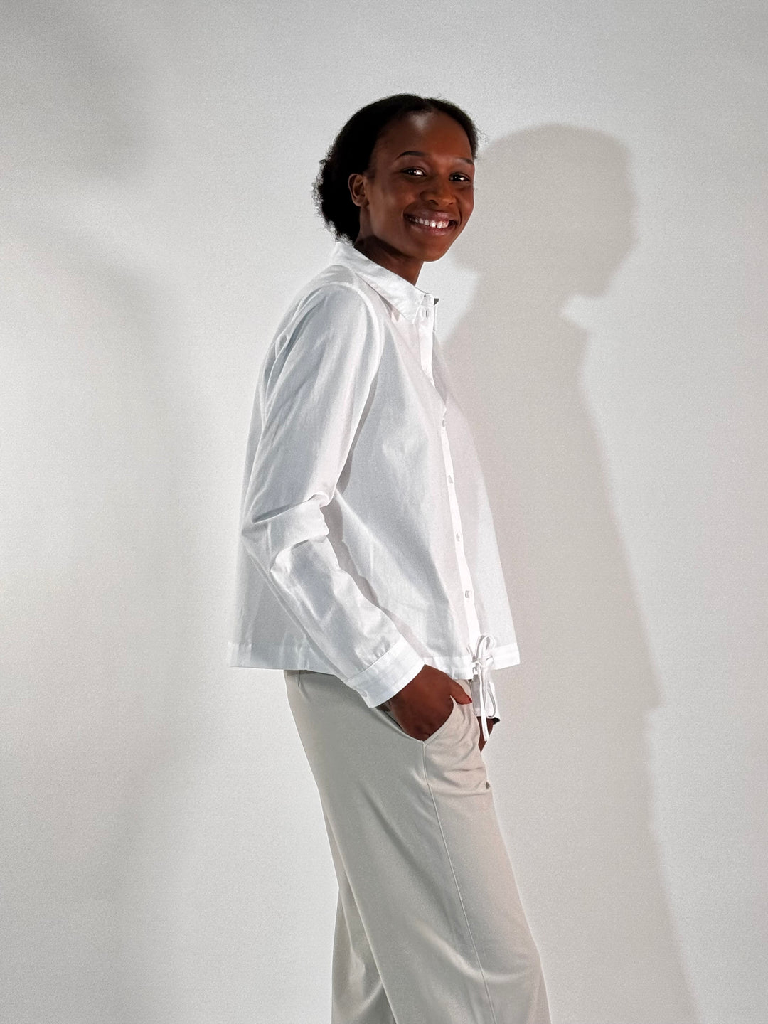 Weiße Bluse mit Kordelzug