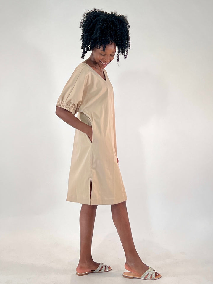 V-Kleid mit geraffter Manschette