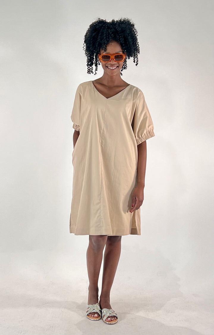 V-Kleid mit geraffter Manschette