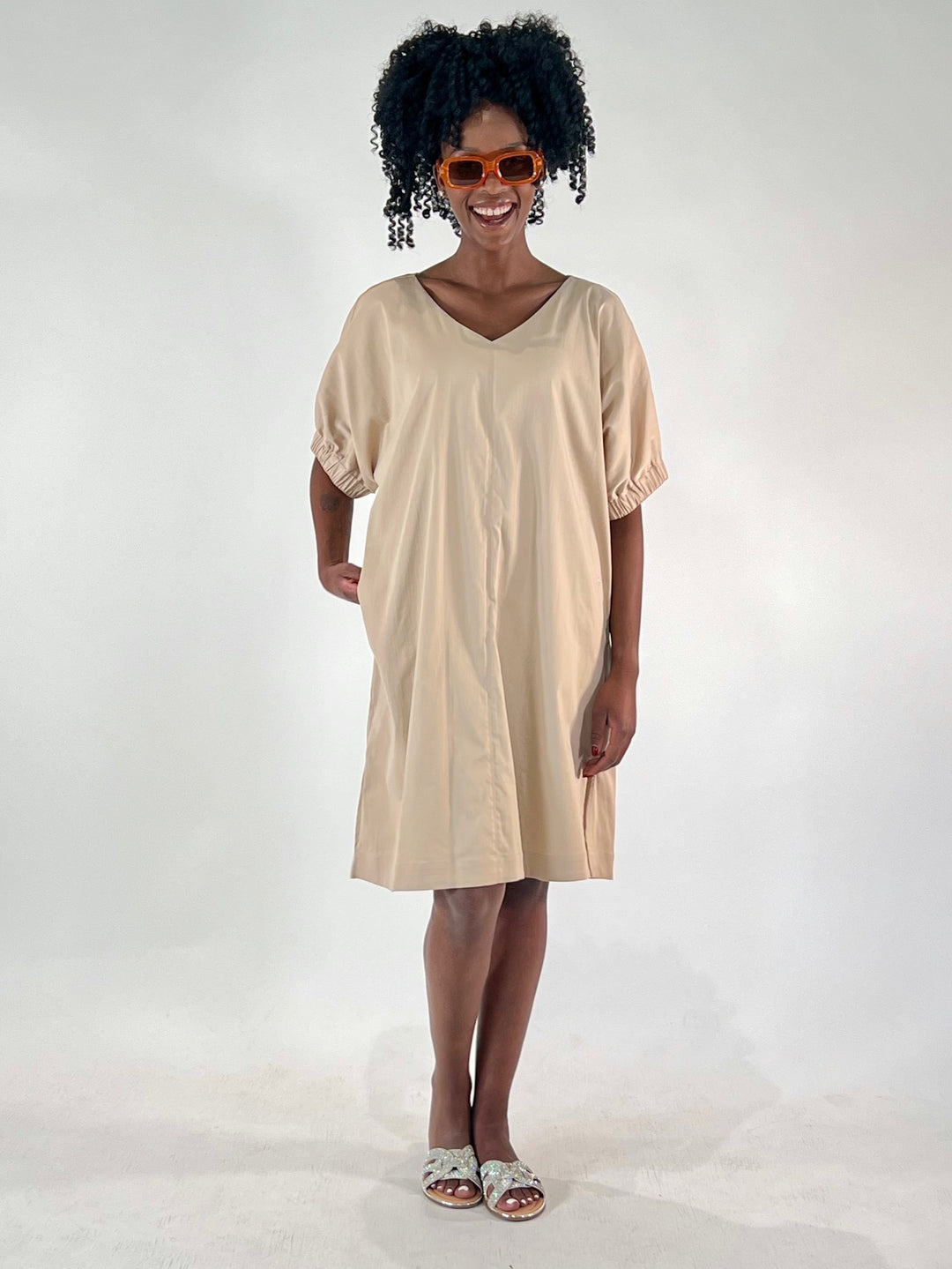 V-Kleid mit geraffter Manschette