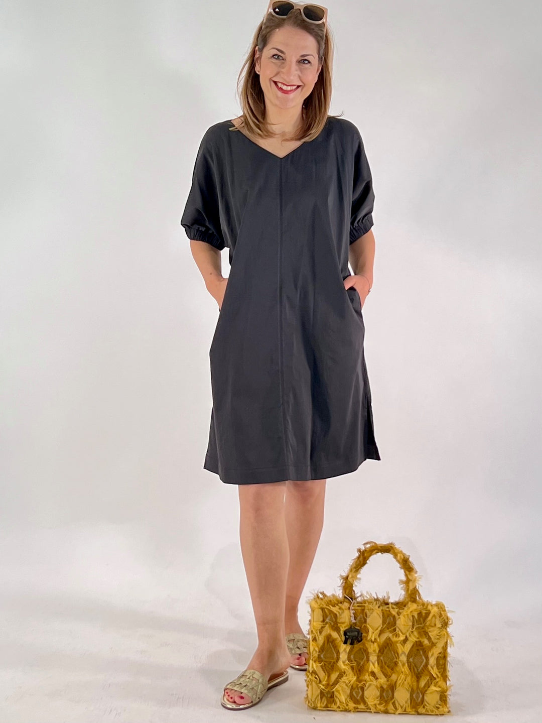 V-Kleid mit geraffter Manschette