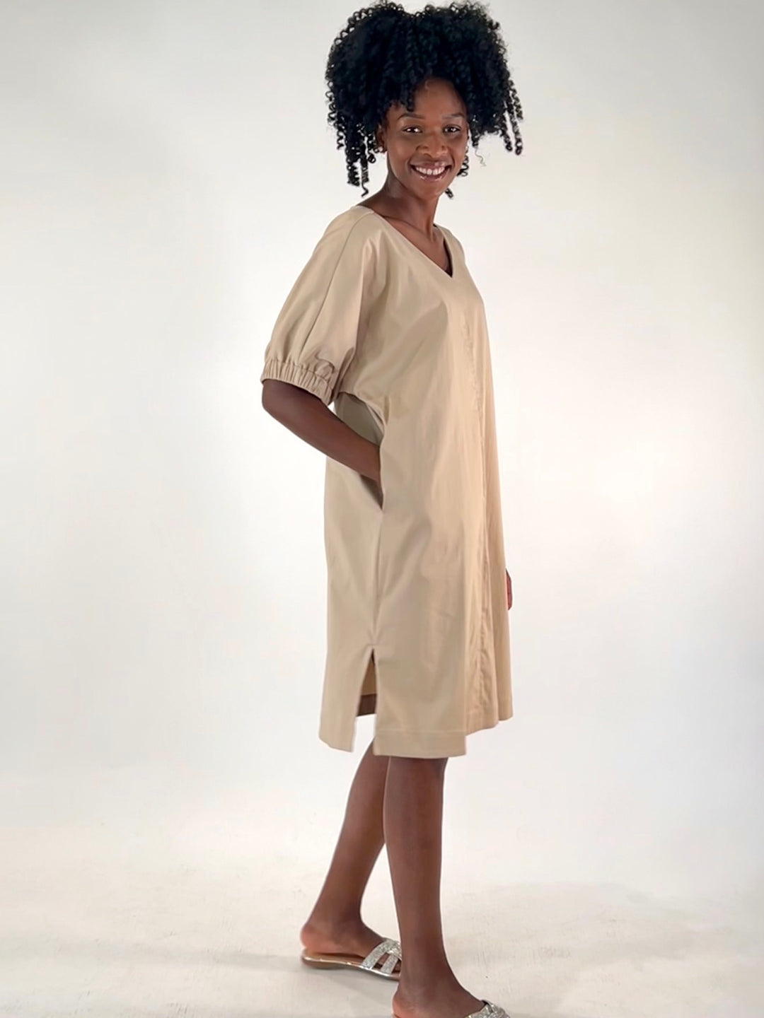 V-Kleid mit geraffter Manschette