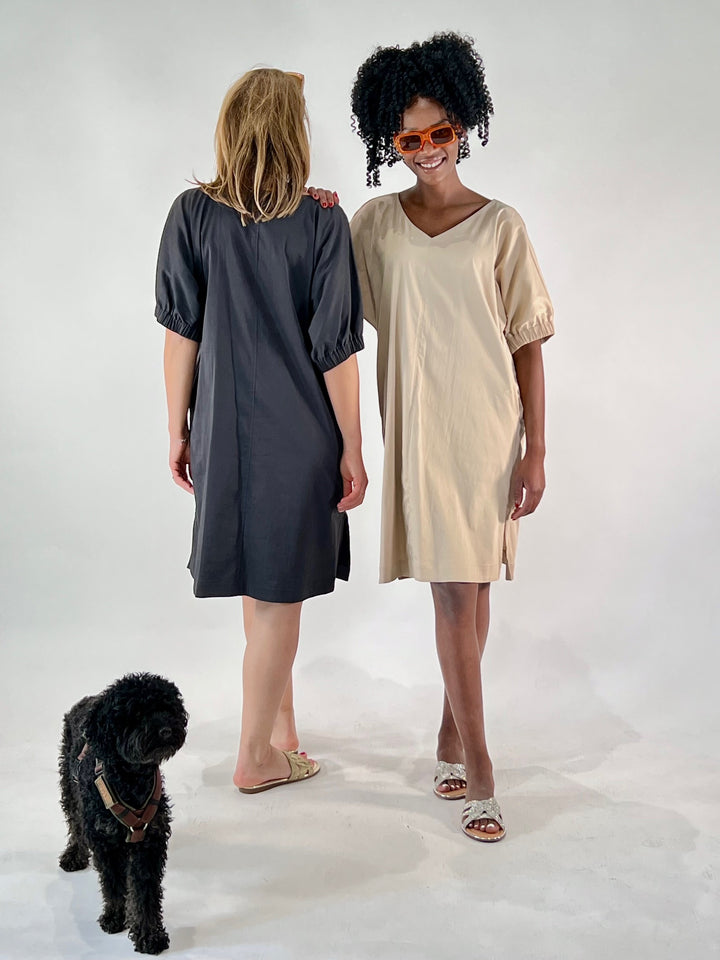 V-Kleid mit geraffter Manschette