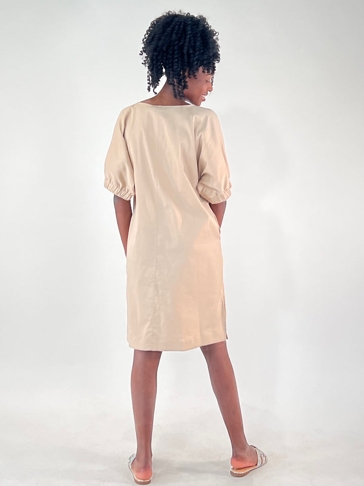 V-Kleid mit geraffter Manschette