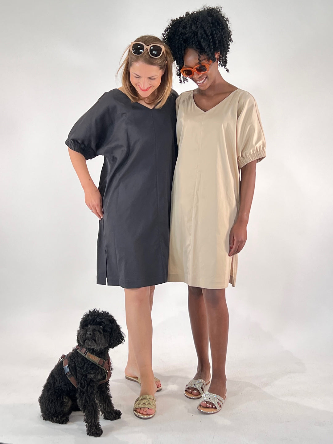 V-Kleid mit geraffter Manschette