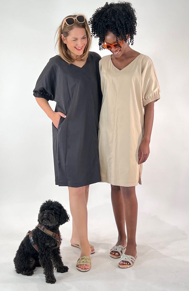 V-Kleid mit geraffter Manschette
