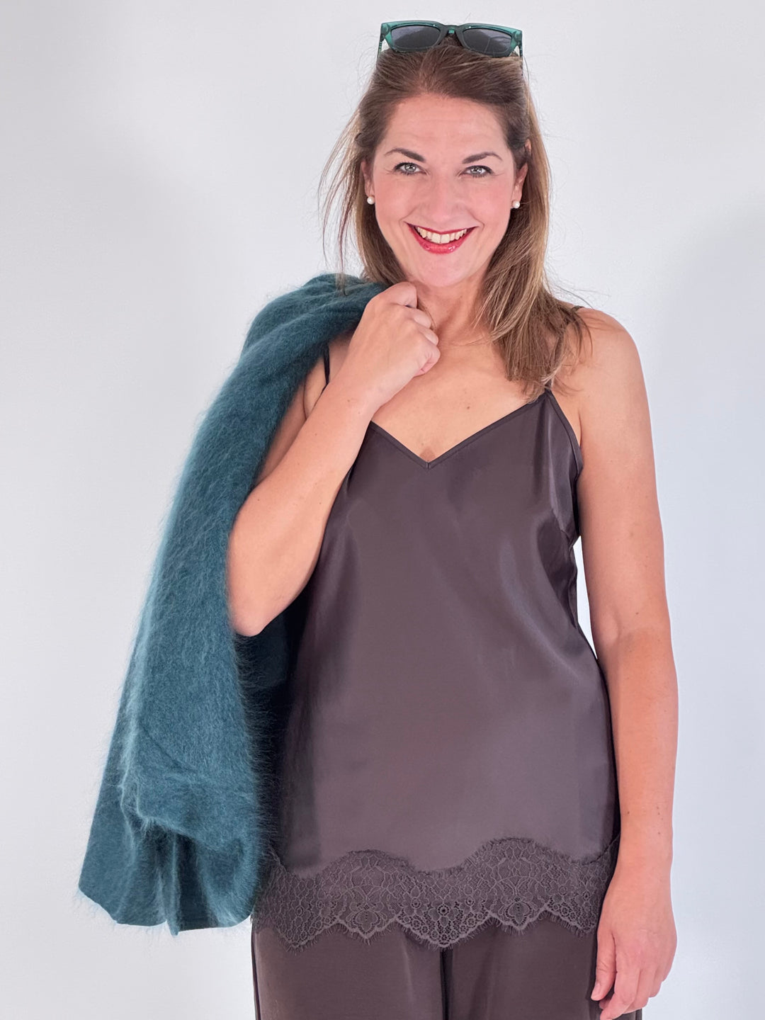 Satin-Top mit Spitzensaum