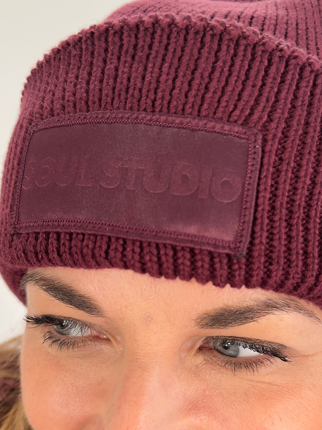 Strick-Mütze mit tonigem Patch