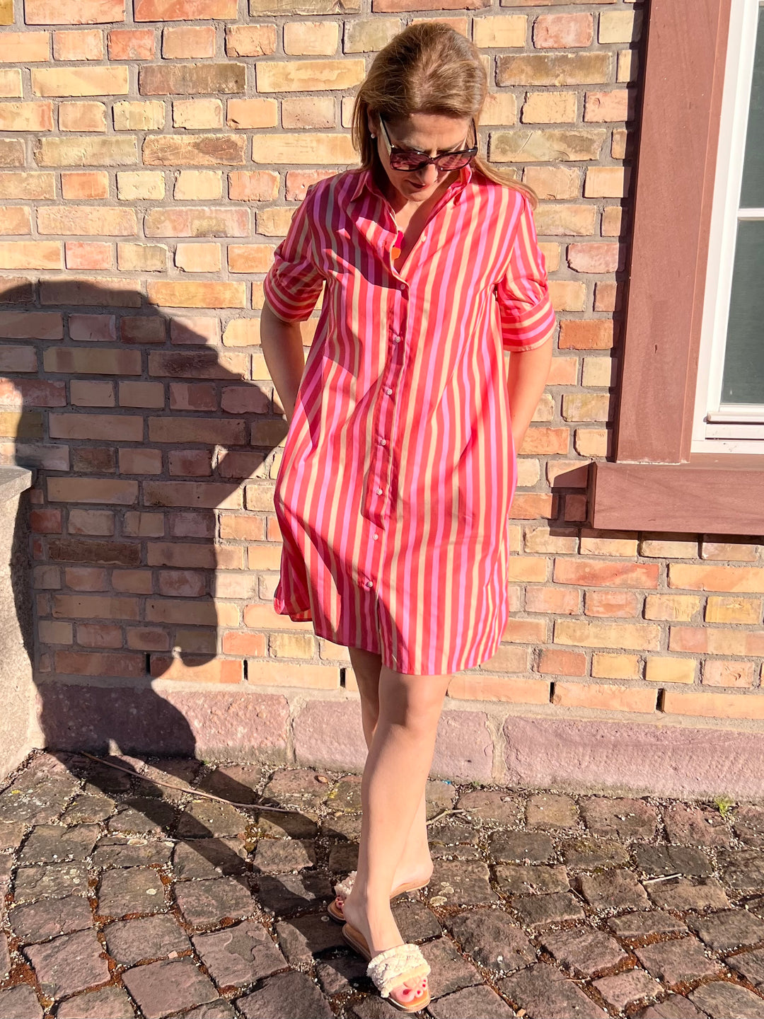 Hemdblusen-Kleid im pinken Streifen-Design