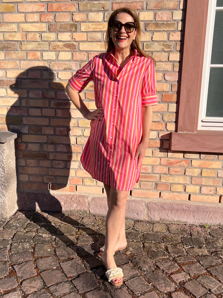 Hemdblusen-Kleid im pinken Streifen-Design