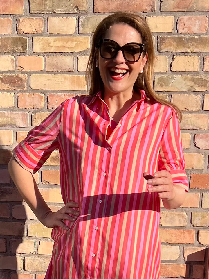 Hemdblusen-Kleid im pinken Streifen-Design