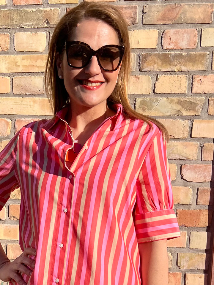 Hemdblusen-Kleid im pinken Streifen-Design